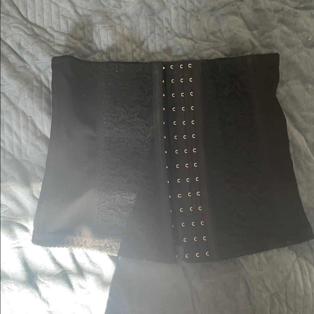 Black medium waist trainer